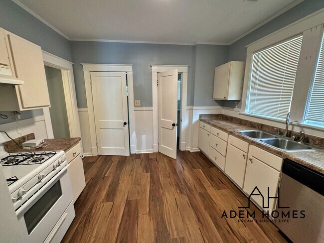 Foto del edificio - Recently Renovated Brick Home Minutes Away...