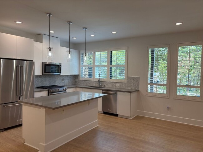 Foto del edificio - Luxury 3+3 Townhome in prestigious Crescen...