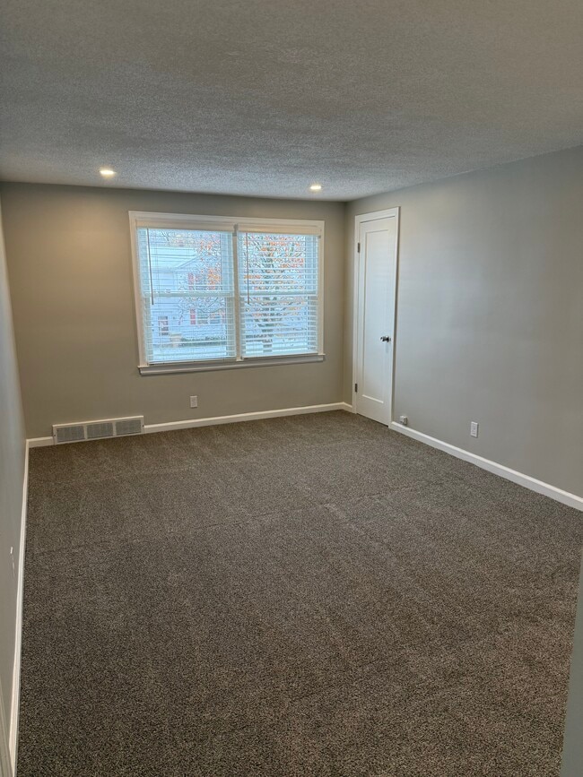 Building Photo - 33 Montfort Dr