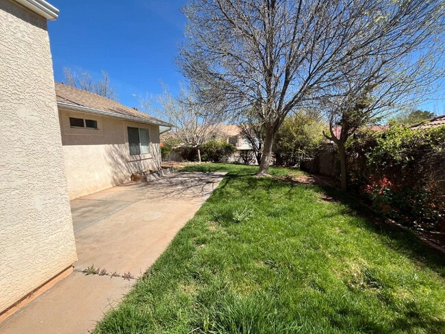 Building Photo - Wonderful 4 bed 3 bath home in Saint George. Private covered balcony with wonderful views. Fully ...