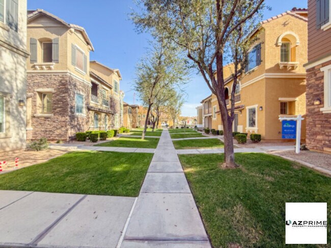 Building Photo - Stunning Gilbert 2/2 Tri-Level Townhouse - Corner Unit with Gourmet Kitchen &amp; Mountain Views!