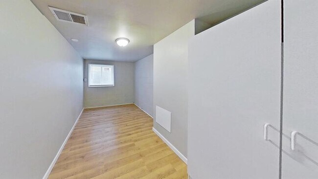 Building Photo - 1109 N Hawthorne Ln