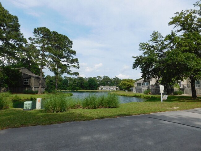 Foto del edificio - 7151 Windward Dr