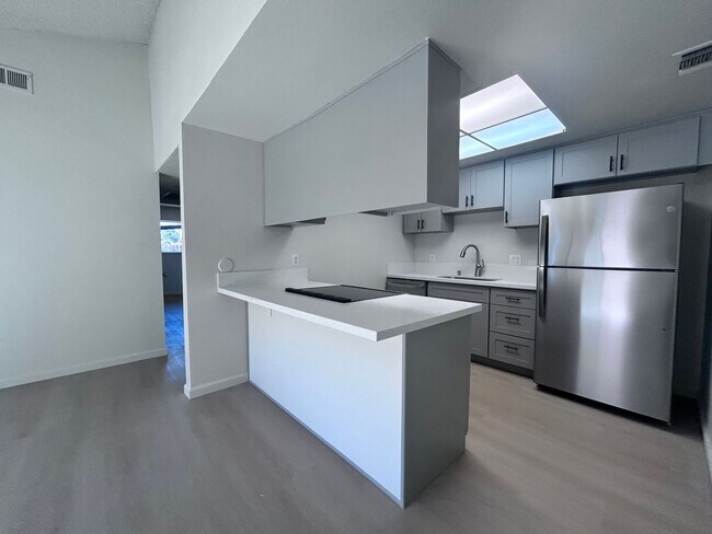 Foto del edificio - 9673-9675 Lake Natoma Drive