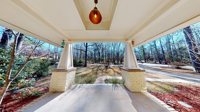 Foto del edificio - Single Family in Cary Woods Area