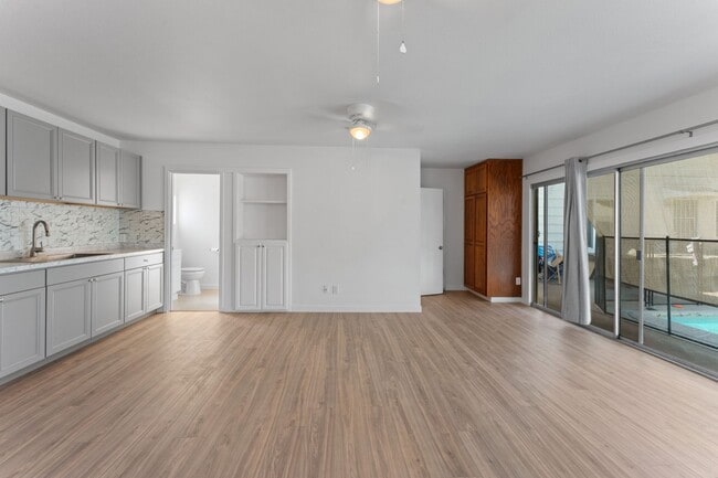 Foto del edificio - 910 Deodar Rd