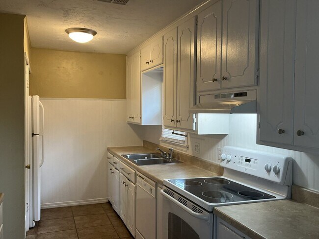 Building Photo - Charming 3-Bedroom Home with Hardwood Floo...