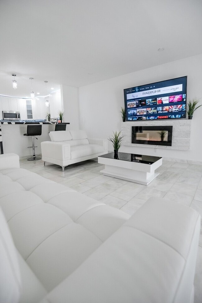 Building Photo - Exquisite Luxury 3 Bedroom Home