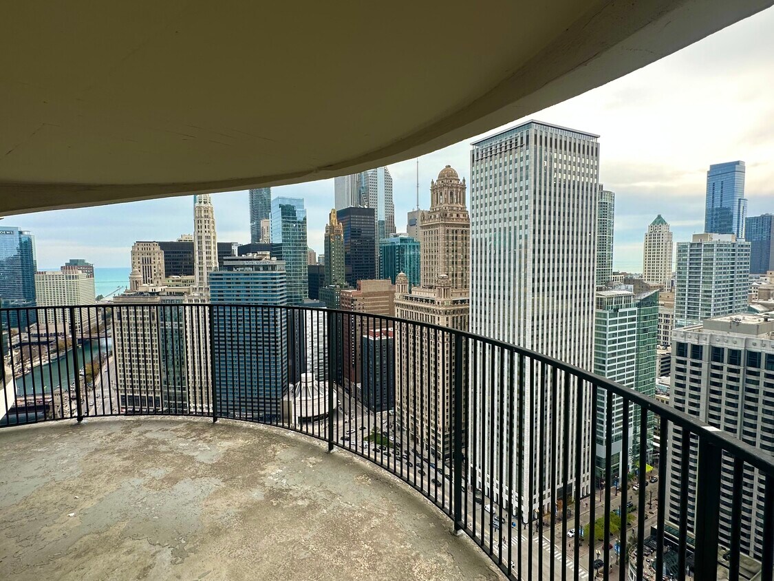 Foto principal - 300 N State St