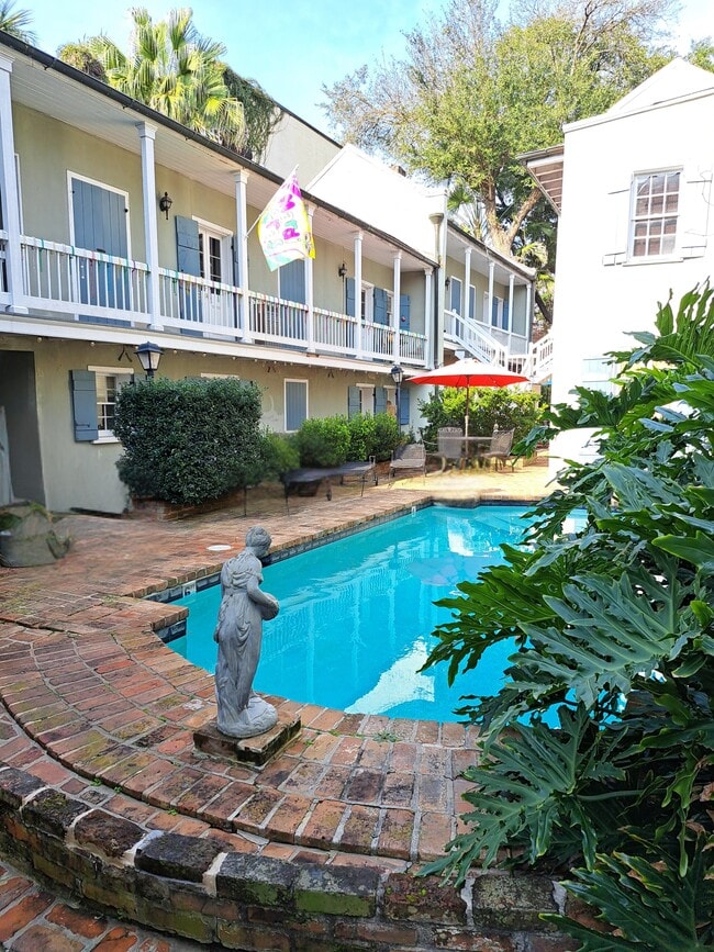 Photo - 617 Dauphine St House