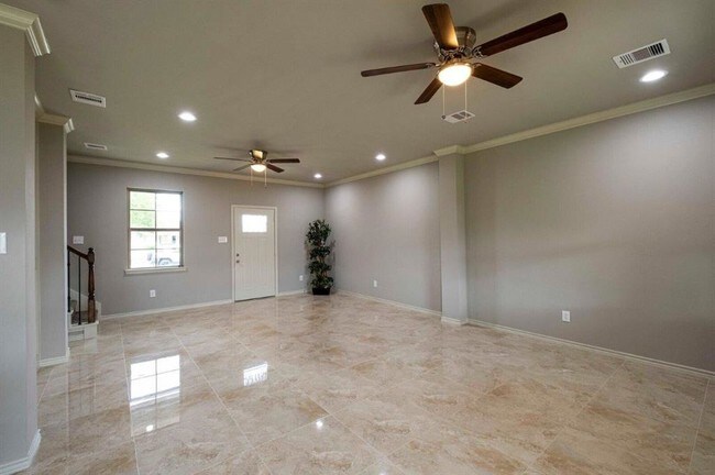 Building Photo - 2463 Freeway Manor Dr