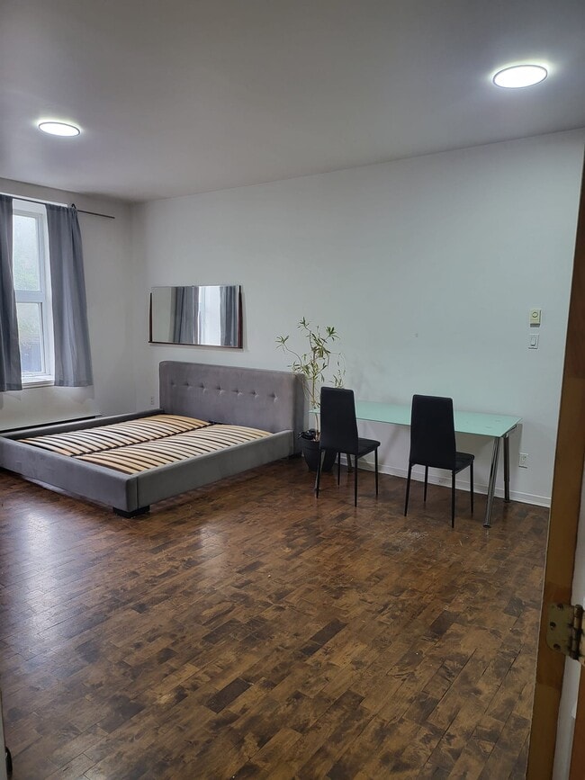 Building Photo - 4298 Boul Saint Laurent