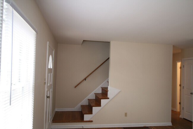 Foto del edificio - 402 Greenlawn Ct