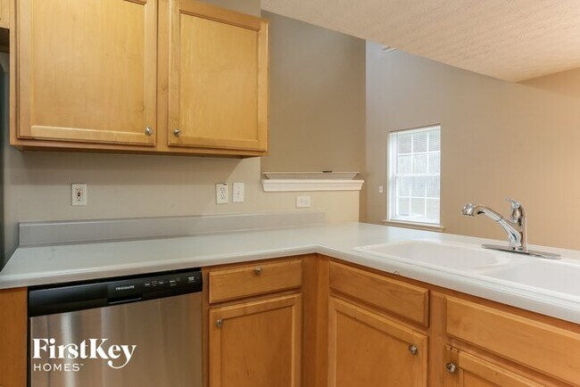 Building Photo - 243 Silver Ridge Dr