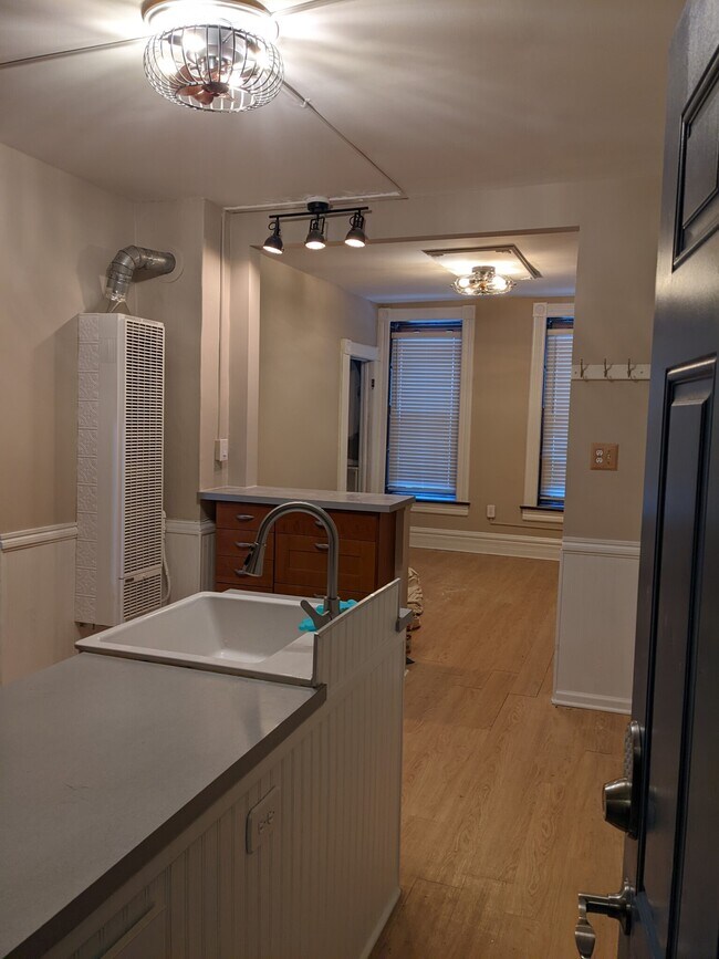 Kitchen has been updated since photos were taken - 1418 N Greenview Ave