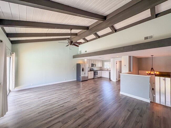 Building Photo - Great 1B/1.5BA + Den in Carlsbad!