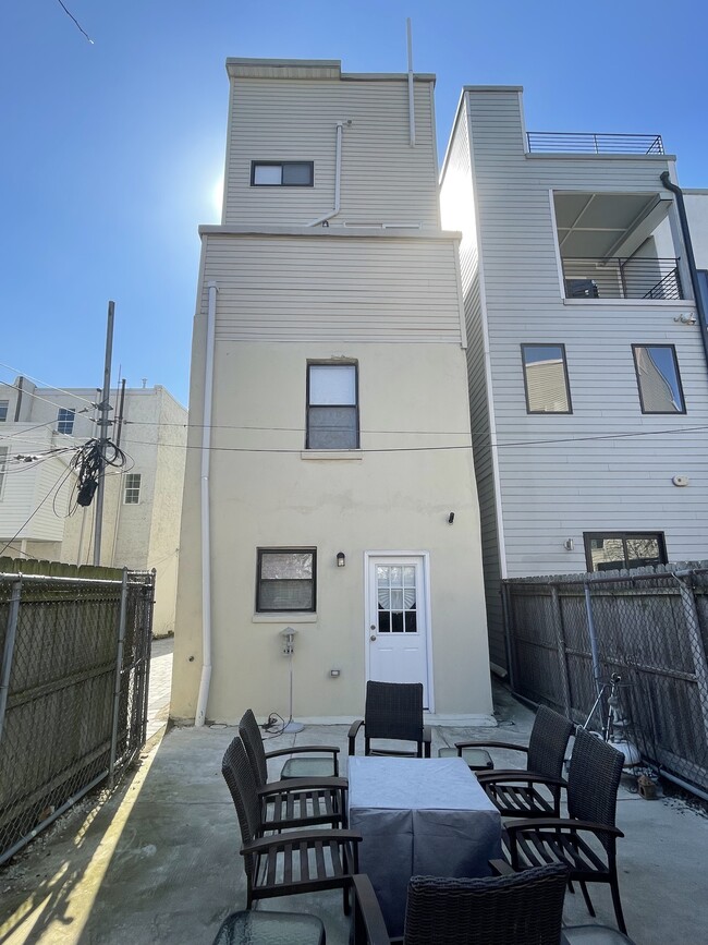 Building Photo - 873 Perkiomen St