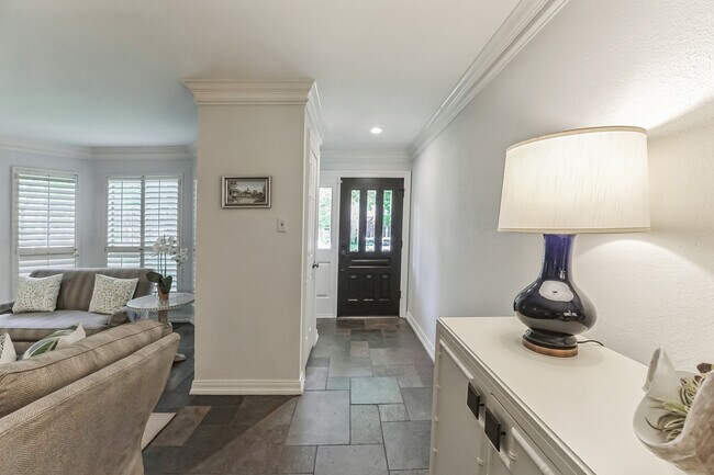 Foto del edificio - 3444 Normandy Ave