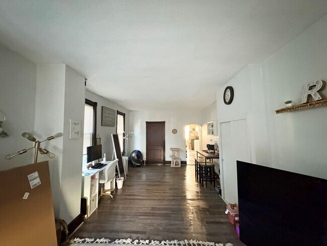 Building Photo - Charming apartment + quaint town