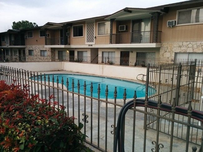 Foto principal - 25276 Barton Rd
