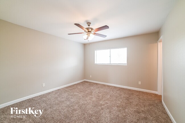 Foto del edificio - 3136 E Larkspur Dr