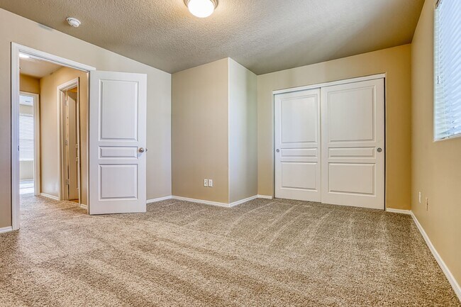 Building Photo - Open Concept 3 Bedroom, 2 Full Bath Townho...