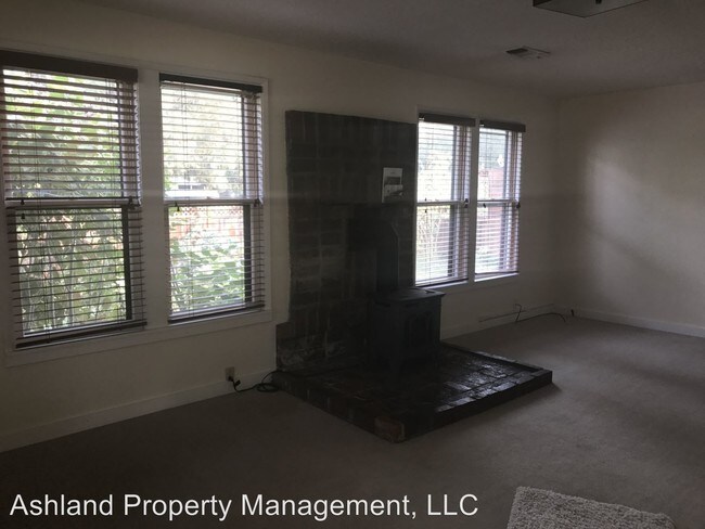 Building Photo - 2 br, 2 bath House - 882 B St