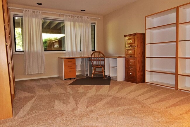 Foto del edificio - Lovely spacious home, dual levels, Cuperti...