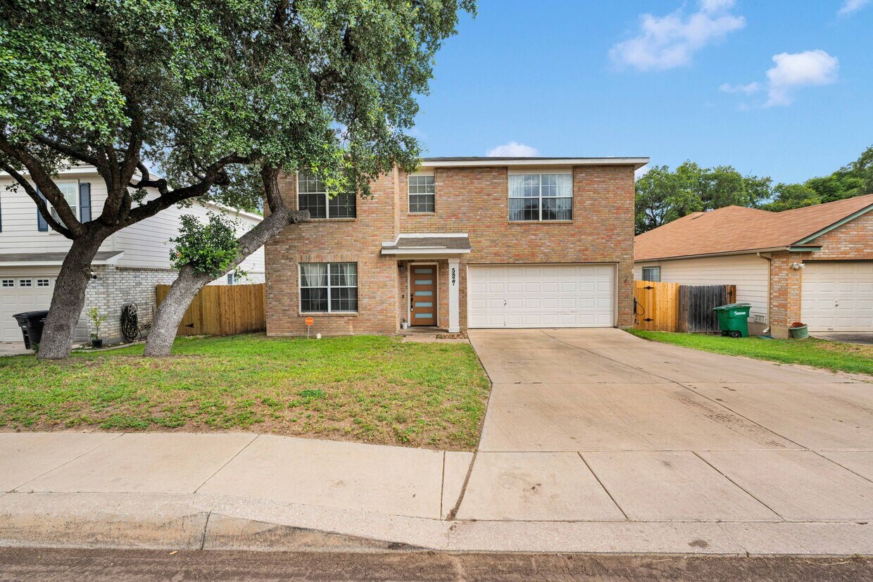 Primary Photo - Charming 4 Bedroom Home!
