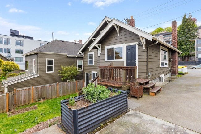 Foto del edificio - 2114 Dexter Ave N