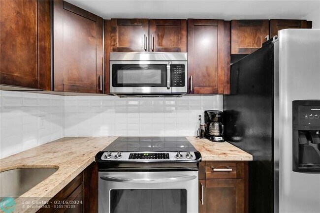 Building Photo - 257 S Cypress Rd