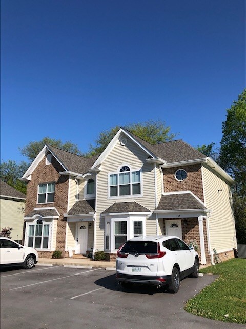 Foto del edificio - 741 Maple Grove St