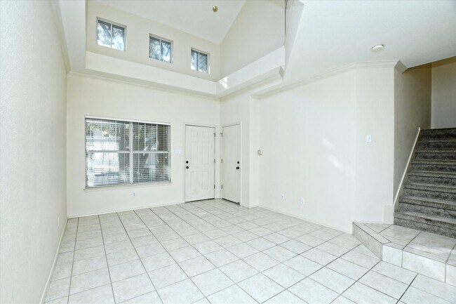 Foto del edificio - Sparkling Pool Views + Prime Location = A Must See Opportunity!