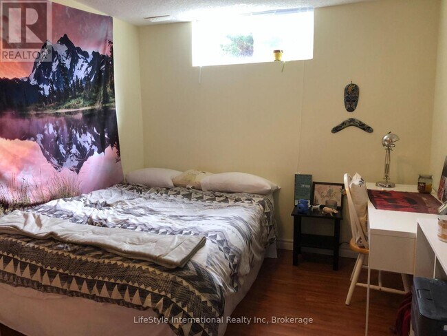 Building Photo - 114 Clairfields Dr W