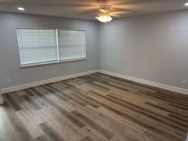 Building Photo - 977 E Normandy Blvd