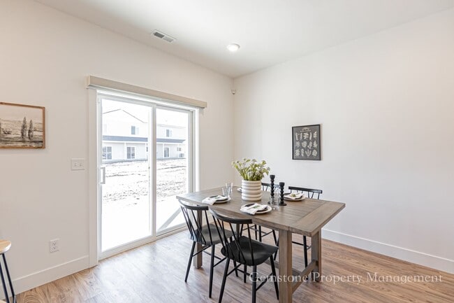 Foto del edificio - LEASE TAKEOVER for Darling 3 Bed 2.5 Bath Townhome located in Sugar City