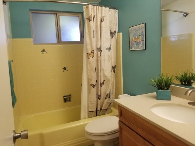 Hallway full bath - 4342 N Radin Ave