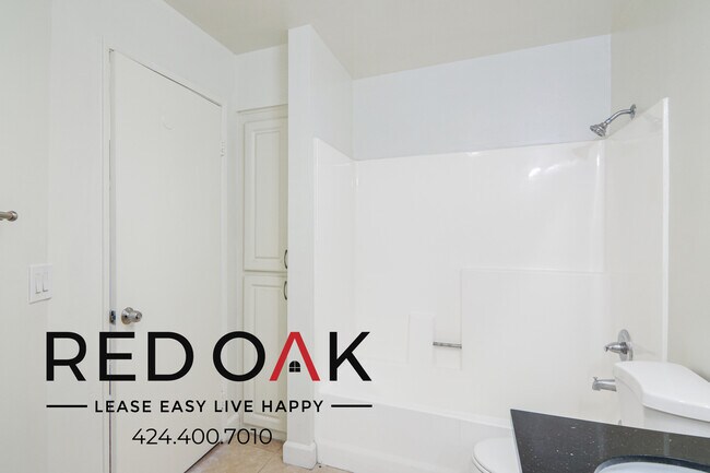 Foto del edificio - Stunning One Bedroom with Private Balcony,...