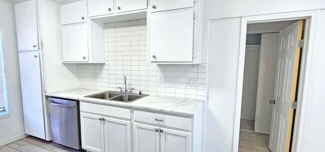 Building Photo - 1228 Backus St