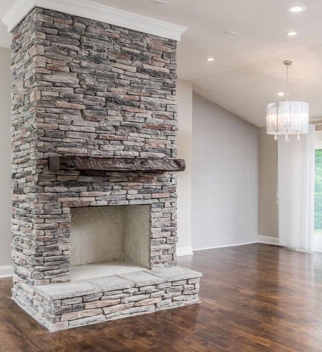 Foto del edificio - Beautifully Renovated Home on Large corner...