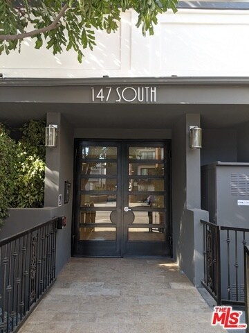 Building Photo - 147 S Doheny Dr