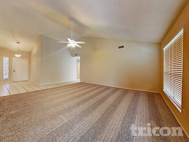 Foto del edificio - 7127 W McRae Way