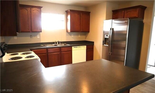 Building Photo - 200 S Mount Charleston Dr E