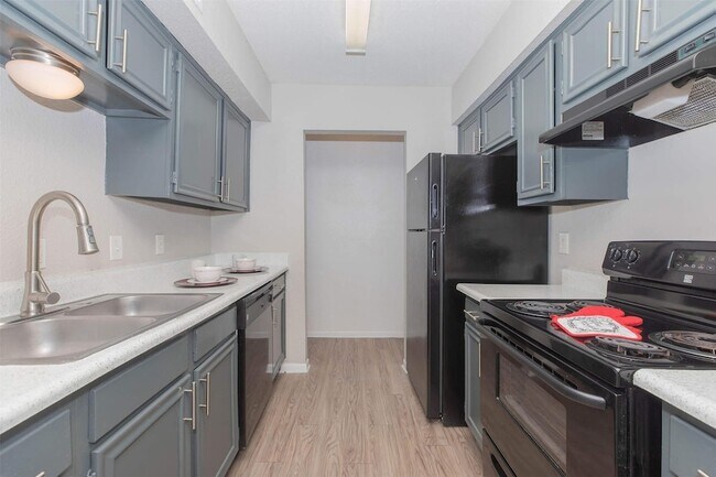 Foto del edificio - 3125 Crestdale Dr