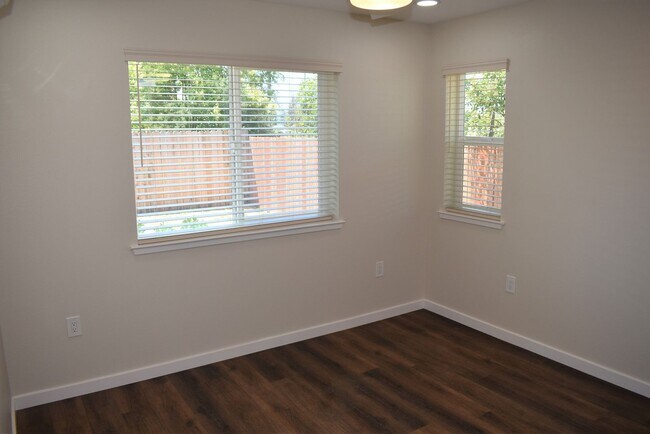 Foto del edificio - 2510 Meadow Wood Cir