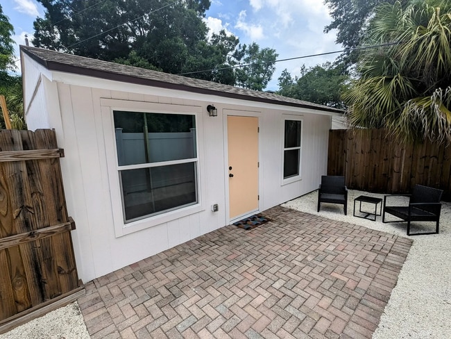 Building Photo - 2157 Bougainvillea St