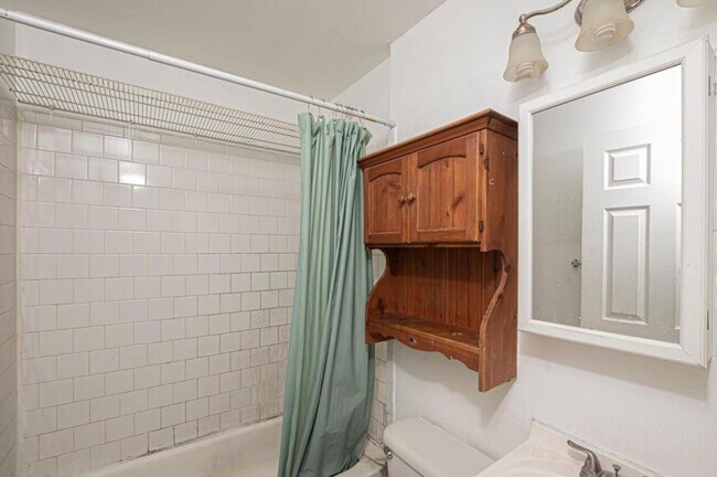 Foto del edificio - Well-lighted 3 Bedroom 1 Bathroom Apartment