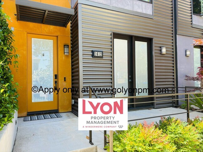 Foto del edificio - Gorgeous Rare MIDTOWN Rental w/ Rooftop Pa...