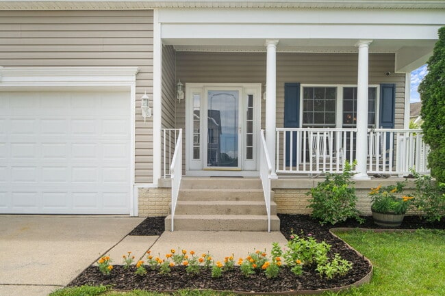 Building Photo - Welcome home to this well-maintained 4-bedroom, 2.5-bath home that offers space to grow!