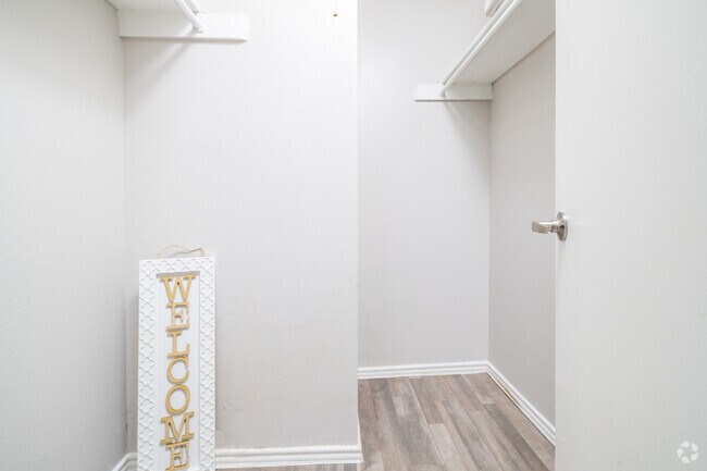 1BR, 1BA - Armario 655SF - City Crest Apartments